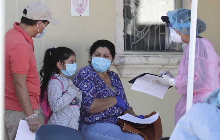 Un trabajador de la salud de FoundCare entrevista a una familia en un sitio de prueba del COVID-19 para familias migrantes en Lake Worth. Florida. Los servicios médicos y de emergencias por la pandemia están excluidos de la regla de la carga pública.