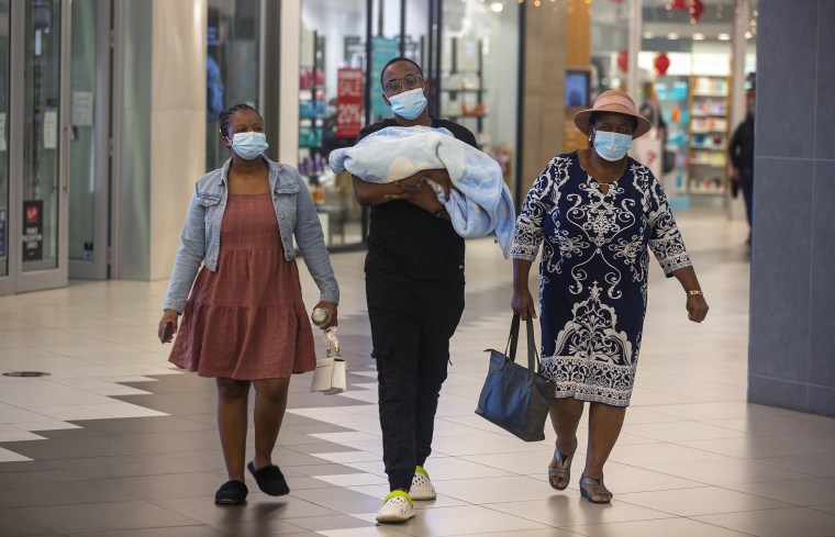 Personas con máscaras caminan en un centro comercial en Johannesburgo, Sudáfrica, el viernes 26 de noviembre de 2021. Los asesores de la OMS celebraron una sesión especial el viernes para desarrollar información sobre una nueva y preocupante variante del coronavirus que ha surgido en el sur de África.