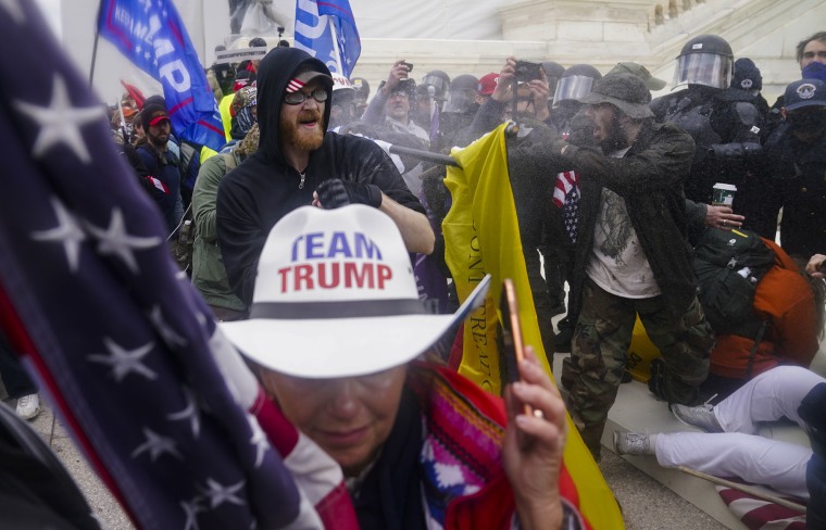Partidarios del expresidente Donald Trump intentan atravesar una barrera policial, el miércoles 6 de enero durante el asalto al Capitolio en Washington.