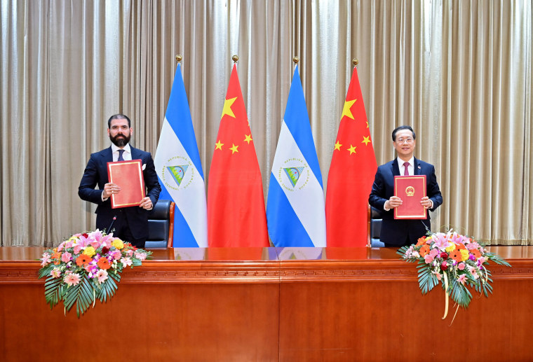 Image: China and Nicaragua sign the joint communique on the resumption of diplomatic relations in Tianjin