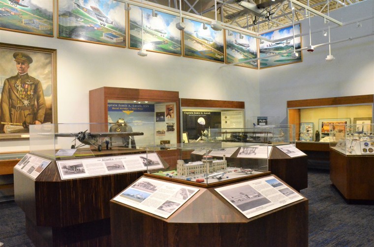 The Mitchell Gallery of Flight at Milwaukee Mitchell International Airport offers free exhibitions.