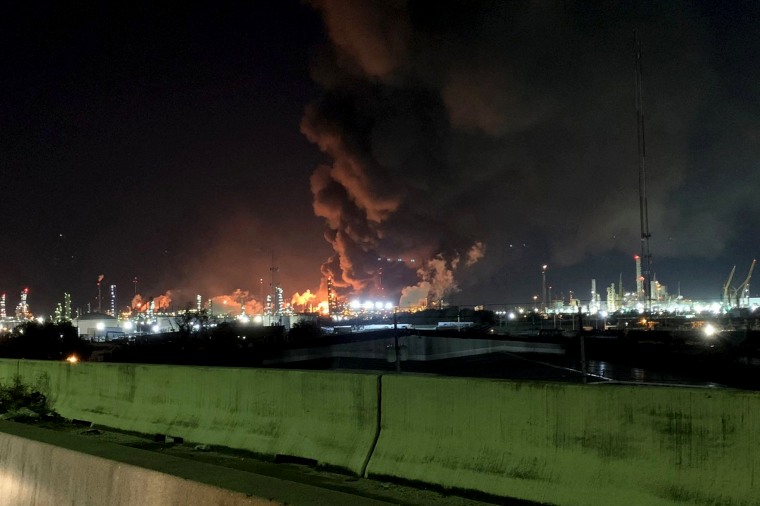Image: Fire at ExxonMobil Baytown Complex, in Texas