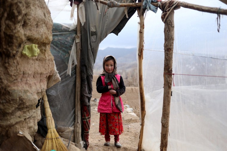 Image: The Wider Image: For struggling Afghan family, the next meal is a matter of faith