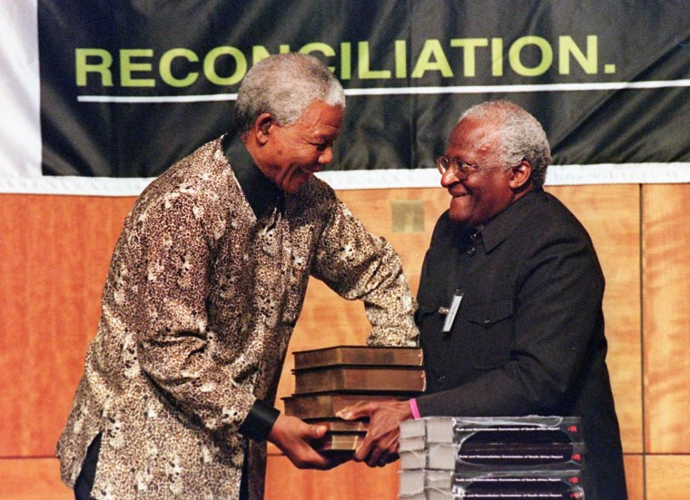 Image: South African President Nelson Mandela (L) receive