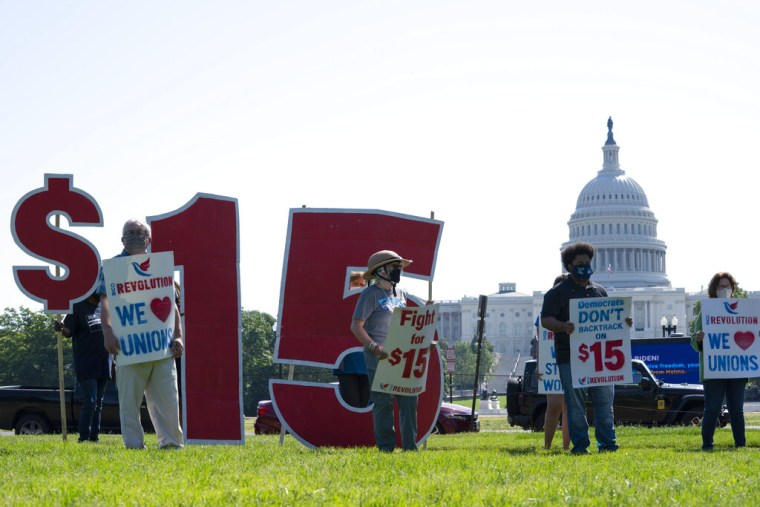 Más de la mitad de los estados subirán el salario mínimo en enero de 2022  pero muchos empresarios se están adelantando