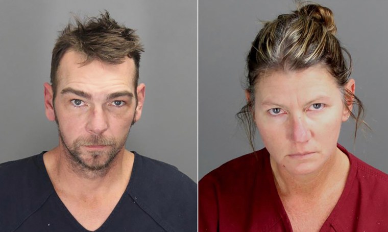 Las fotos del Departamento del Sheriff del condado de Oakland  muestran a James y Jennifer Crumbley, los padres de Ethan Crumbley, el adolescente acusado de matar a 4 estudiantes en la secundaria Oxford High School.