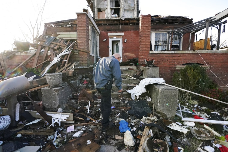 La enorme cantidad de escombros provocados por la destrucción ha complicado las tareas de rescate.