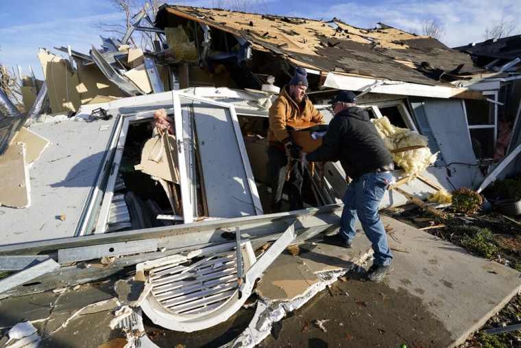 La violencia de los tornados hizo prácticamente desaparecer algunas ciudades como Mayfield, situada en el condado de Graves, Kentucky, dijeron las autoridades. 