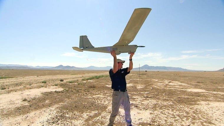Un operador de AeroVironment se prepara para lanzar el dron de vigilancia Puma.