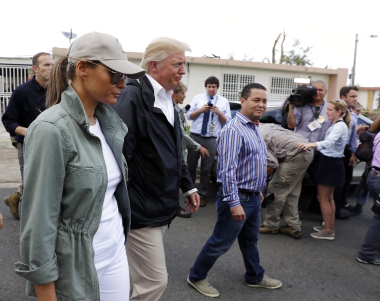 Tres personas caminan en Guaynabo, Puerto Rico; de izquierda a derecha: la antes primera dama estadounidense Melania Trump, seguida del expresidente Donald Trump y del alcalde Ángel Pérez Otero.