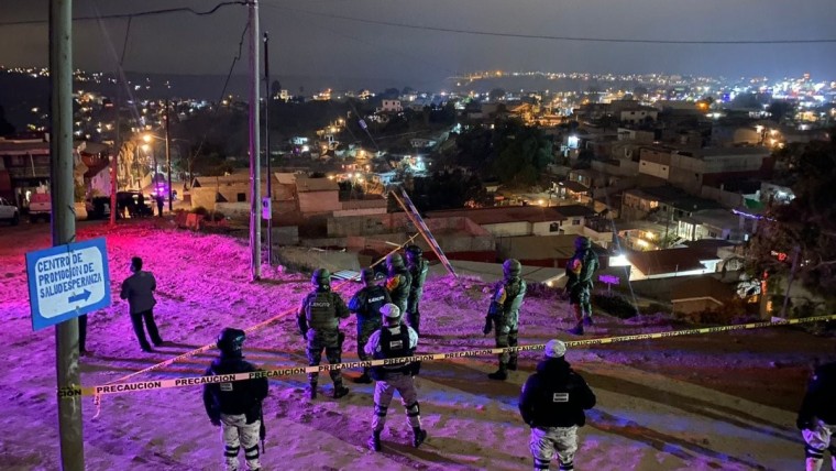 Policías y soldados mexicanos acuden a la escena de un asesinato múltiple en Tijuana, Baja California