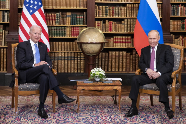 El presidente de Estados Unidos, Joe Biden (izquierda), y el presidente ruso, Vladimir Putin, se reúnen durante la cumbre entre Estados Unidos y Rusia en Villa La Grange, en Ginebra, Suiza, el 16 de junio de 2021.