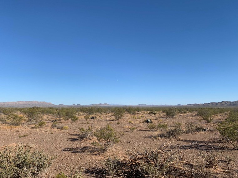 En este desierto cerca de Van Horn, Texas, las autoridades locales han presenciado un auge de rescates, desapariciones y muertes de migrantes.