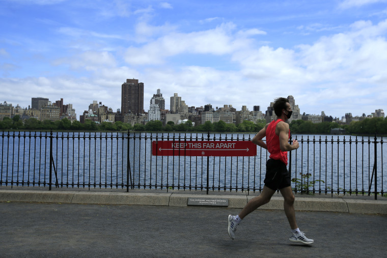 Un corredor pasa por delante del embalse Jacqueline Kennedy Onassis en Central Park, Nueva York, el 24 de mayo de 2020.