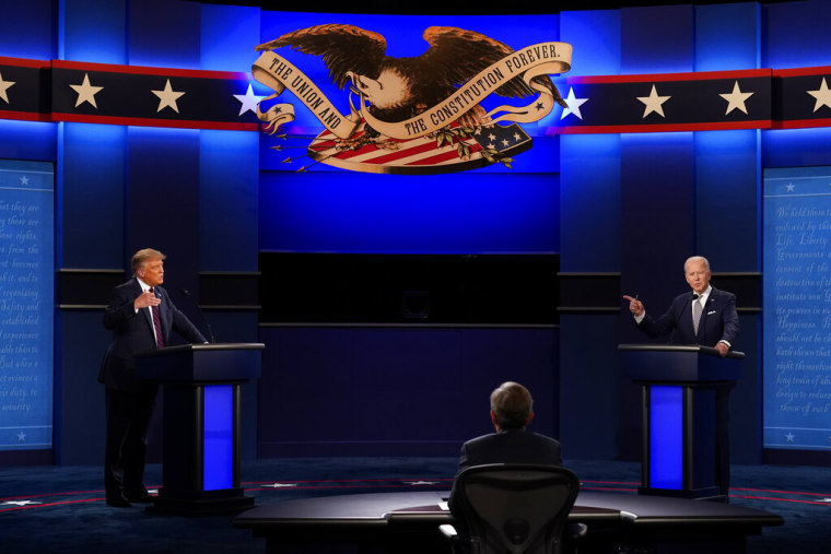 Donald Trump (izquierda) y Joe Biden (derecha) durante un momento del debate presidencial que se celebró el 29 de septiembre de 2020 en Cleveland, Ohio.