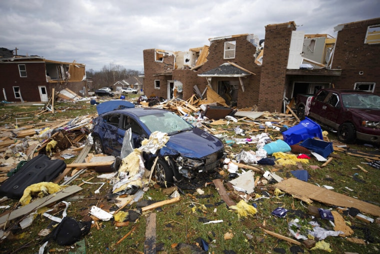 Varias viviendas de Bowling Green, Kentucky, apenas se sostienen en pie tras el paso de una ola de destructivos tornados.