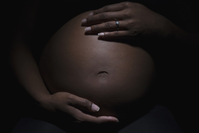La denuncia plantea que este tipo de prácticas alimenta el estigma y escrutinio de las madres negras y latinas.