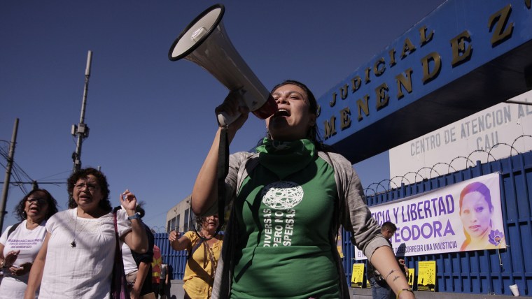 Mujeres exigen al gobierno que libere a las presas que están cumpliendo condenas de 30 años de prisión por haber abortado, fuera del tribunal en San Salvador, El Salvador.