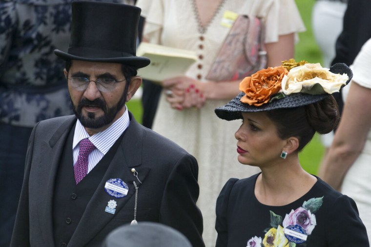 El emir de Dubái, jeque Mohammed Bin Rashid Al Maktoum, junto a su entonces esposa la princesa Haya durante las carreras de Ascot, Inglaterra, el 18 de junio de 2013.