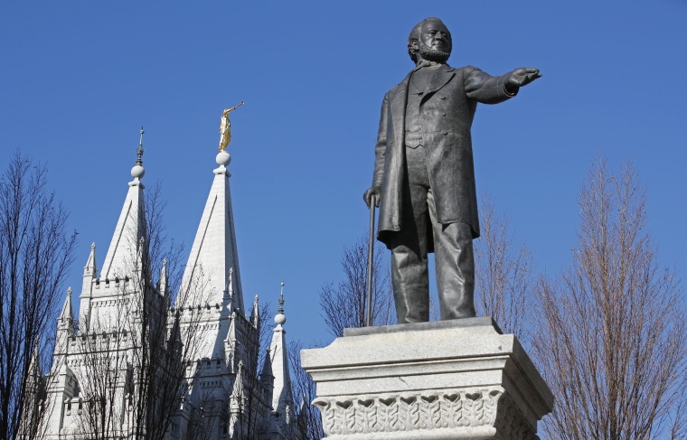 Una estatua de Brigham Young, el segundo presidente de la Iglesia de Jesucristo de los Santos de los Últimos Días, se encuentra fuera del histórico Templo Mormón de Salt Lake, el 17 de diciembre de 2019 en Salt Lake City, Utah.
