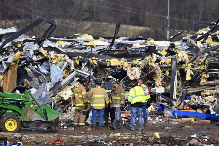Los equipos de emergencia se organizan para buscar a posibles trabajadores de una fábrica de velas de Mayfield, Kentucky, que quedaron atrapados al desvanecerse el techo del almacén.