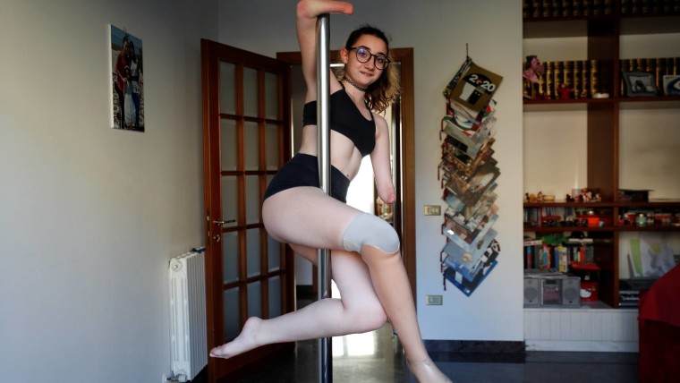 Francesca Cesarini, de 15 años, practica pole dance en su casa en Magione, cerca de Perugia, Italia