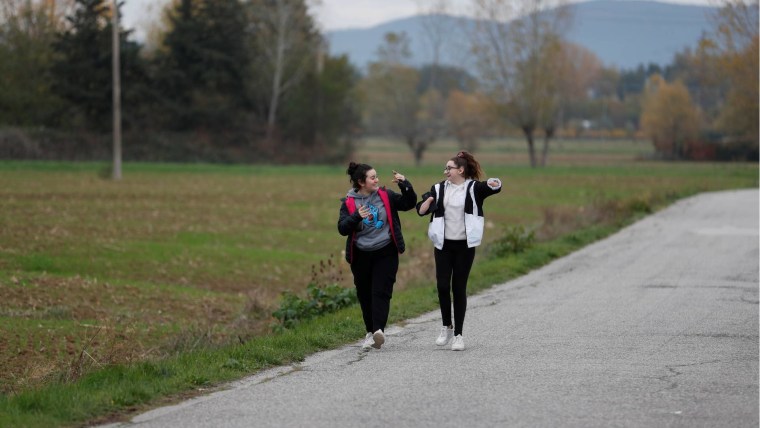Francesca Cesarini, de 15 años, caminando con su amiga