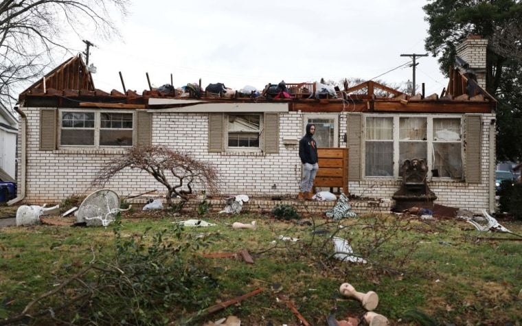 El gobernador de Kentucky, Andy Bashear, dijo que uno de los cuatro tornados que barrieron el estado permaneció en el suelo a lo largo de más de 200 millas (321 kilómetros) después de tocar tierra.