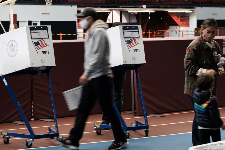La gente visita un lugar de votación en un YMCA el día de las elecciones, el 02 de noviembre de 2021 en el distrito de Brooklyn de la ciudad de Nueva York