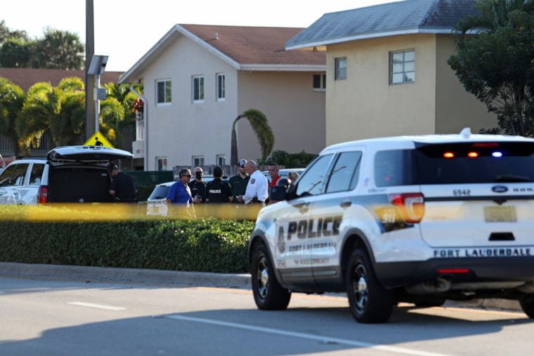Agentes en el lugar donde ocurrió el atropello, que dejó dos menores muertos y otros 4 gravemente heridos en Wilton Manors, Florida.
