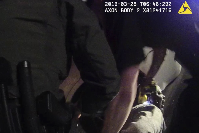 Agentes del condado de Williamson sostienen a Javier Ambler mientras uno de ellos usa una pistola eléctrica durante su arresto, en una imagen de archivo hecha a partir de un video de cámara corporal del 28 de marzo de 2019.