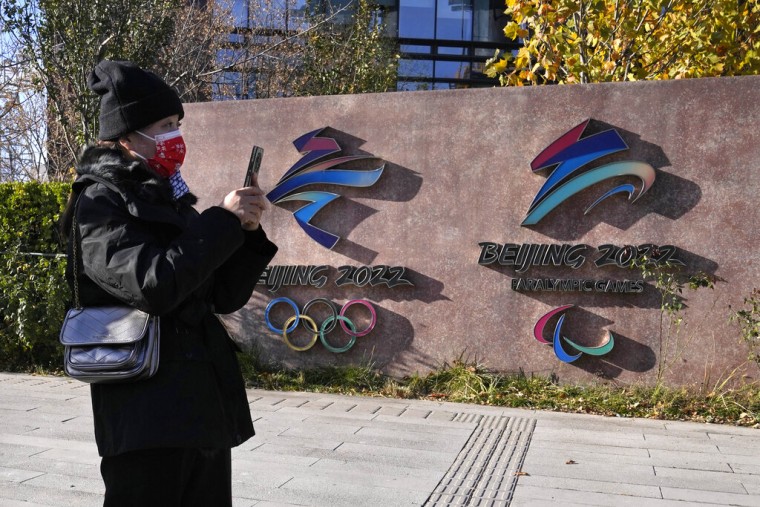Una mujer visita el 9 de noviembre de 2021 el Parque Shougang, donde están expuestos los logotipos de los Juegos Olímpicos y Paralímpicos de Invierno de Pekín, China.