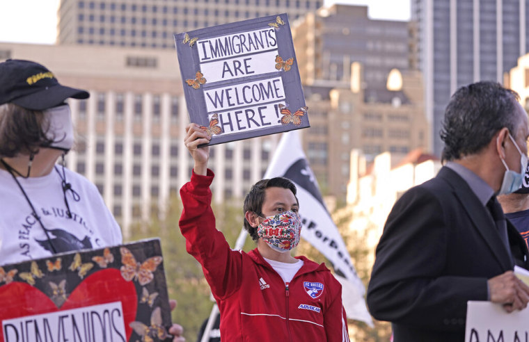 Manifestación a favor de los inmigrantes celebrada en Dallas, Texas, el 23 de marzo de 2021.