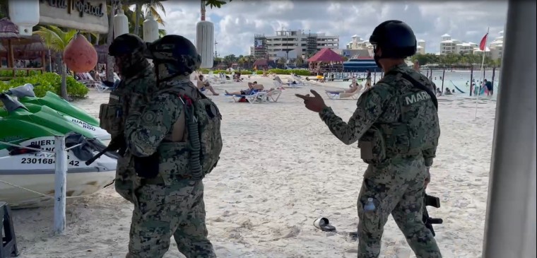 Infantes de Marina de México patrullan Playa Langosta en la zona hotelera de Cancún, Quintana Roo, tras una balacera el 8 de diciembre de 2021