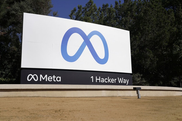 El logo de Meta, la empresa matriz de Facebook, en la sede de la compañía en Menlo Park, California.
