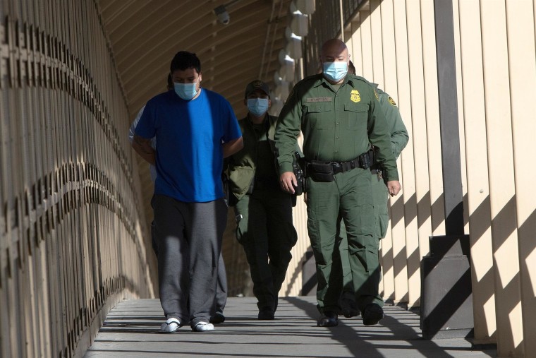 Dos solicitantes de asilo centroamericanos caminan por el puente internacional de El Paso, Texas, mientras se les pide esperar en Ciudad Juárez por sus casos en las cortes migratorias de EE.UU