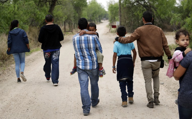 Un grupo de familias migrantes tras cruzar la frontera sur de EE.UU. cerca del Río Grande