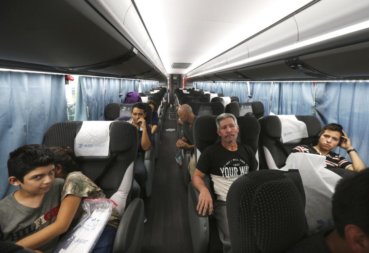 Un grupo de migrantes es trasladado en autobús desde Nuevo Laredo a Monterrey, México el 18 de julio de 2019.