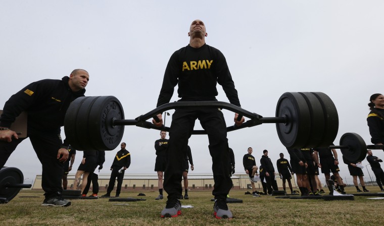 El teniente primero del Ejército de los Estados Unidos Mitchel Hess participa en un ejercicio de levantamiento de pesas mientras se prepara para ser instructor en la nueva prueba de aptitud física de combate del Ejército en Fort Bragg, Carolina del Norte, el 8 de enero de 2019.