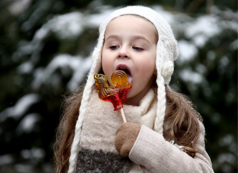 Una niña con una piruleta en la plaza Manezhnaya de Moscú, Rusia, el 9 de enero de 2020.