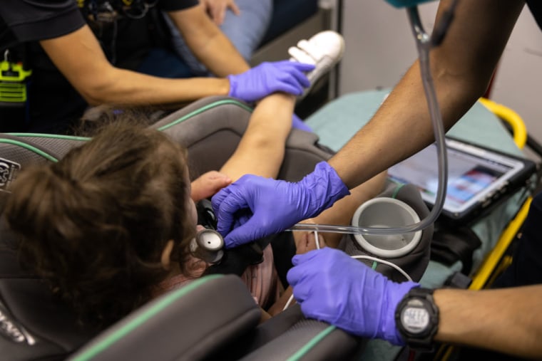 Paramédicos atienden a una niña de 2 años mientras la transportan a un hospital en Houston, Texas