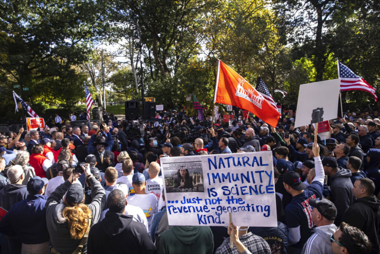 Empleados de la ciudad de Nueva York protestan contra el mandato de vacunación contra el COVID-19