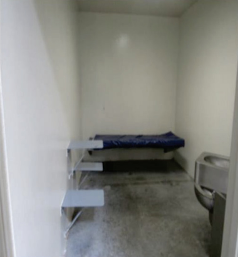 Una celda de aislamiento en un centro de detención de ICE en Texas.