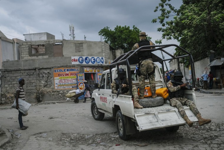 Miembros de las fuerzas de seguridad haitianas patrullan las calles de Croix-des-Bouquets, un barrio a las afueras de la capital, Puerto Príncipe, el 19 de octubre de 2021, pocos días después del secuestro de 17 misioneros.