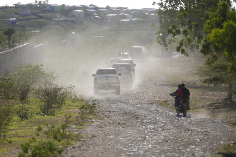 Una caravana de autos se dirige al aeropuerto de la capital de Haití tras abandonar la sede de la organización Christian Aid Ministries, a la que pertenecían los misioneros secuestrados, el 16 de diciembre de 2021.