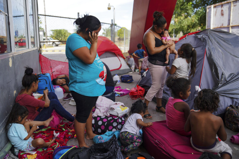 Un grupo de mujeres mexicanas solicitantes de asilo espera junto a sus hijos cerca del Puente Internacional de Matamoros, en México, el 30 de agosto de 2019.