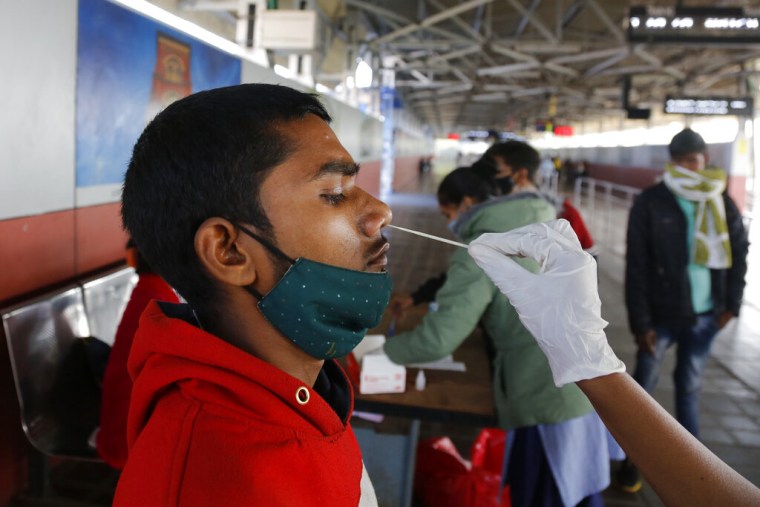 Un hombre se somete a una prueba diagnóstica del COVID-19 en una estación de tren en Ahmedabad, India el 3 de diciembre de 2021.