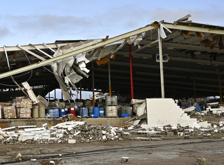 Un almacén totalmente destruido en la ciudad de Mayfield, Kentucky, el 11 de diciembre de 2021, por el paso de destructivos tornados.