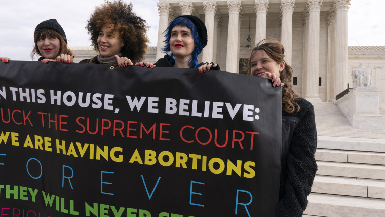 Activistas a favor del aborto sostienen un cartel fuera de la Corte Suprema.