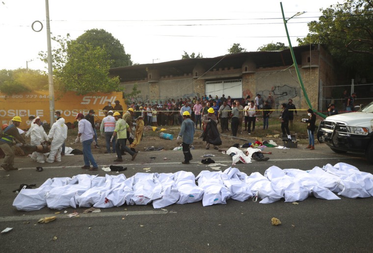 Cuerpos en bolsas para cadáveres colocados a un lado de la carretera después del accidente de un tráiler en Tuxtla Gutiérrez, estado de Chiapas, México, el jueves 9 de diciembre de 2021.
